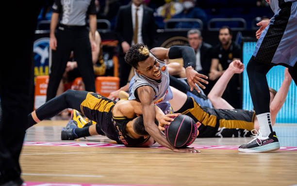 利用防守反 利用防守反